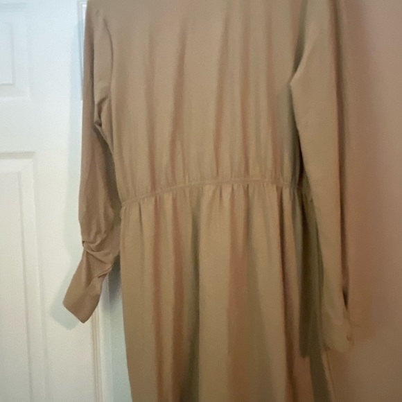 Collared v neck - no belt - Picture 5 of 5